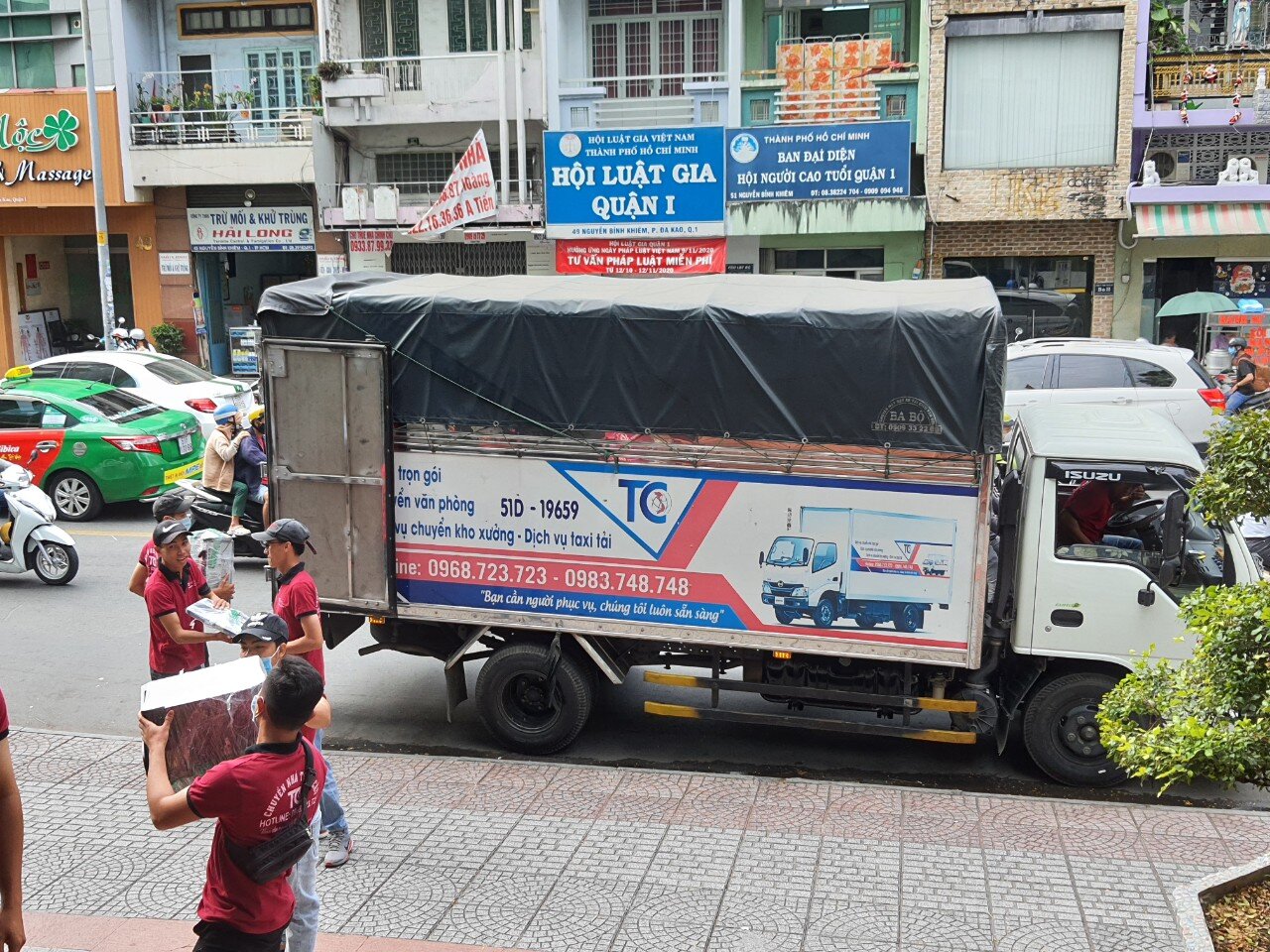 Công nhân thực hiện việc vận chuyển lên xe tải